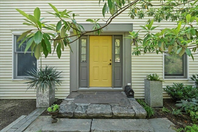 Building Photo - 349 Warburton Ave