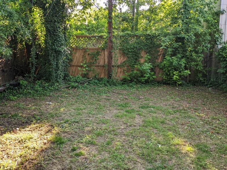 Large backyard - 1912 9th St NW