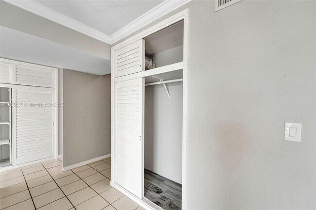 Building Photo - 1430 Brickell Bay Dr