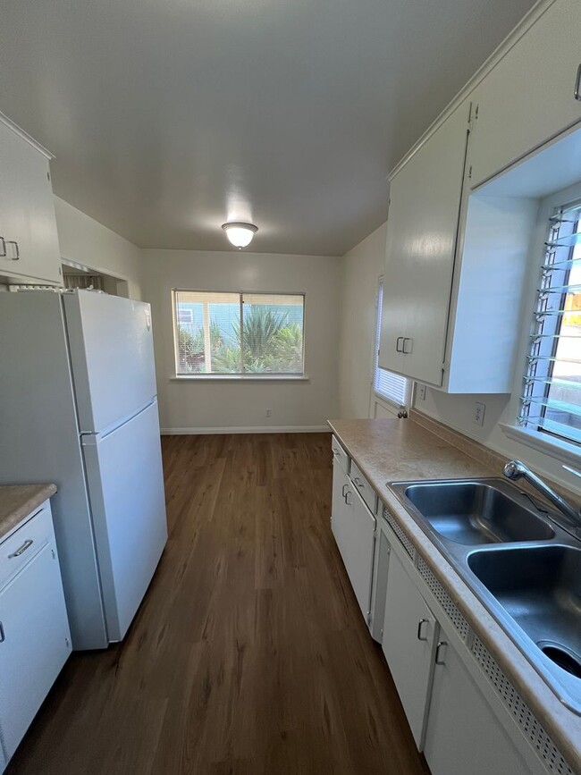 Building Photo - Mid Town Adorable Home!