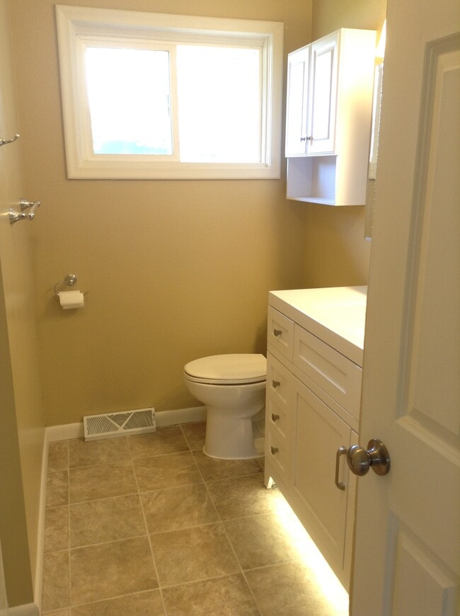 Building Photo - 1229 W Arrowhead Rd