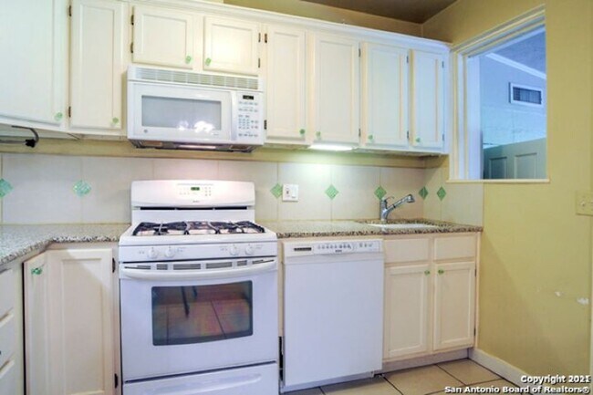 Building Photo - 2 Bedroom/1 Bath Alamo Heights Subdivision