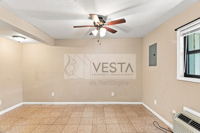 Building Photo - 121 Lyndhurst Dr