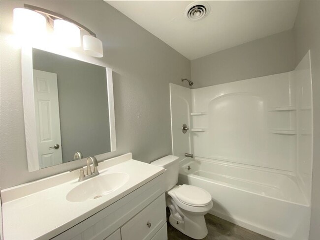 Building Photo - 817 E Bellevue Rd