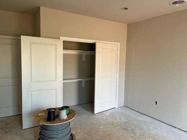Building Photo - Salem Run Apartments Phase 2