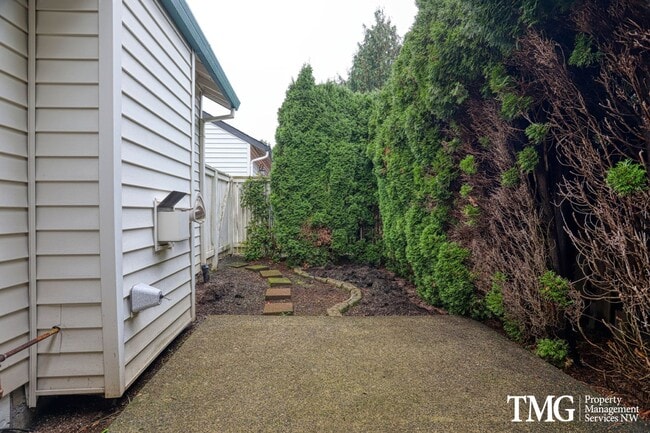 Building Photo - Peaceful 2-bedroom, 2 bath Townhome in thi...