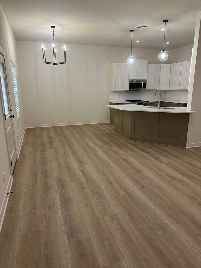 Building Photo - 2-bedroom 2 bath luxury apartment housing