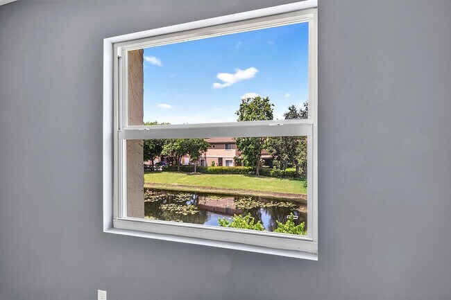 Building Photo - 3236 Coral Ridge Dr