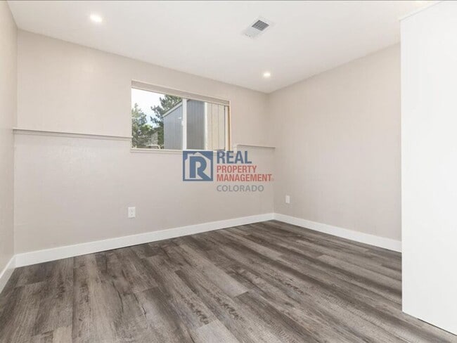 Building Photo - 1424 S Sierra Dr