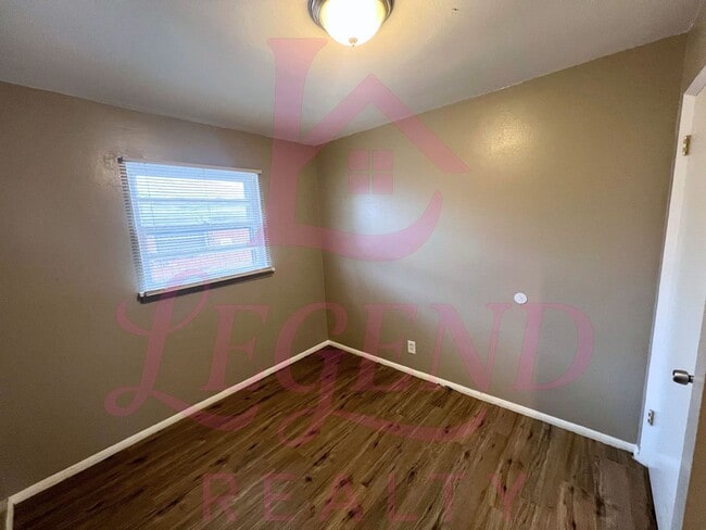 Building Photo - Charming 3-Bedroom 1 Bathroom Home!