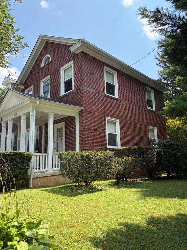 Building Photo - 936 Hamilton Pl