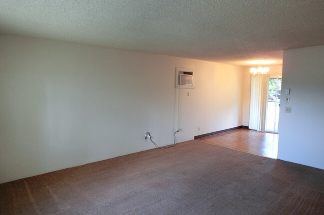 Building Photo - Great centrally located apartment!