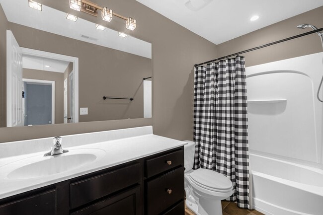 Building Photo - 3 Bedroom, 2 1/2 Bathroom End Unit Townhome in Greensboro