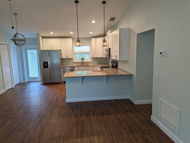 Building Photo - Beautiful Newer Home with 3 bedroom and 2 ...