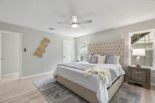 Building Photo - Remodeled 3-Bed Home with Office & Deck in...