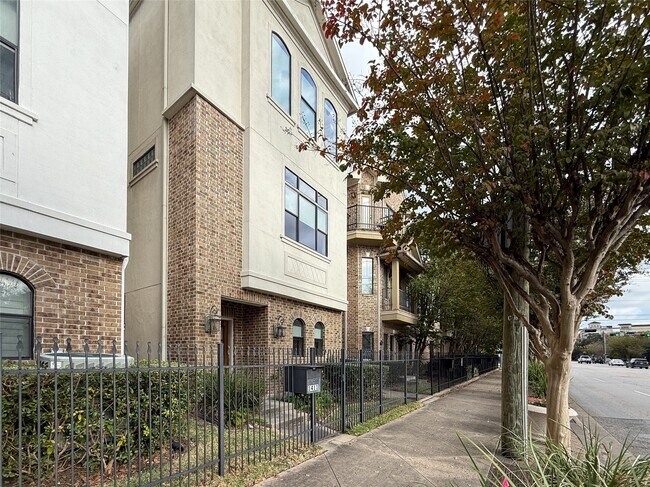 Building Photo - 1411 Elgin St