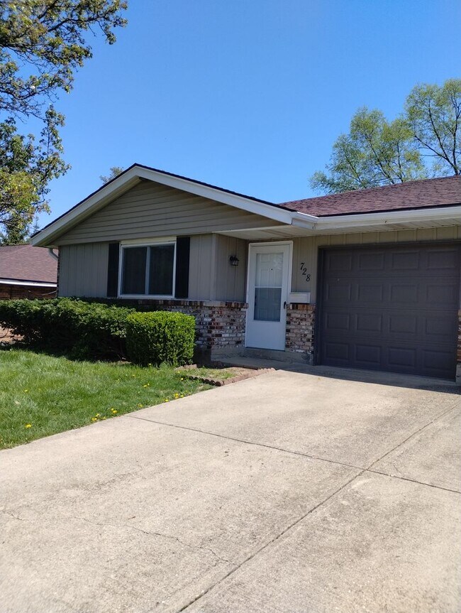 Building Photo - 728-728 Red Deer Ln