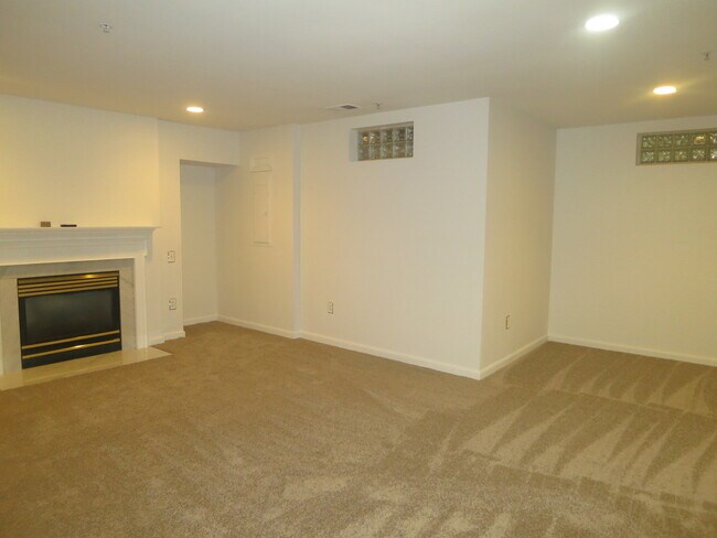 Building Photo - Luxury! Brick Front Townhouse in Longmead