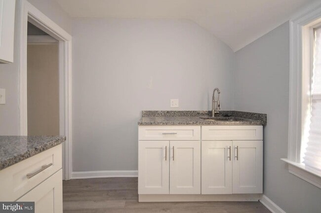 Building Photo - 46670 Midway Dr