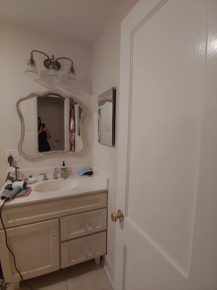 Shared bathroom - 1855 Edinburgh Ave