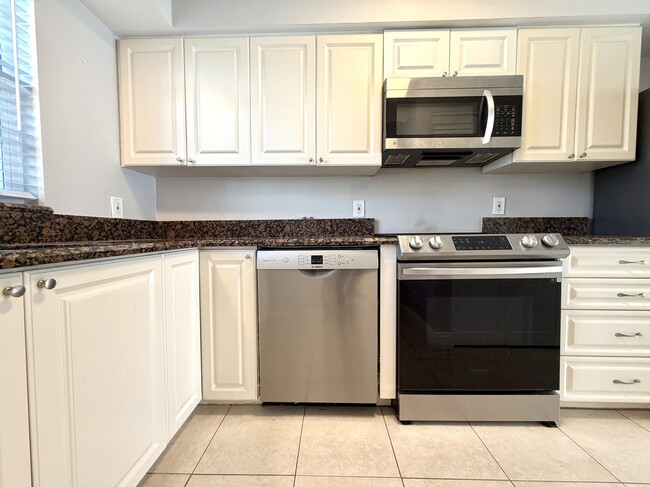 Building Photo - 413 N Cypress Dr