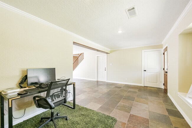 Building Photo - 201 Meadowlawn St