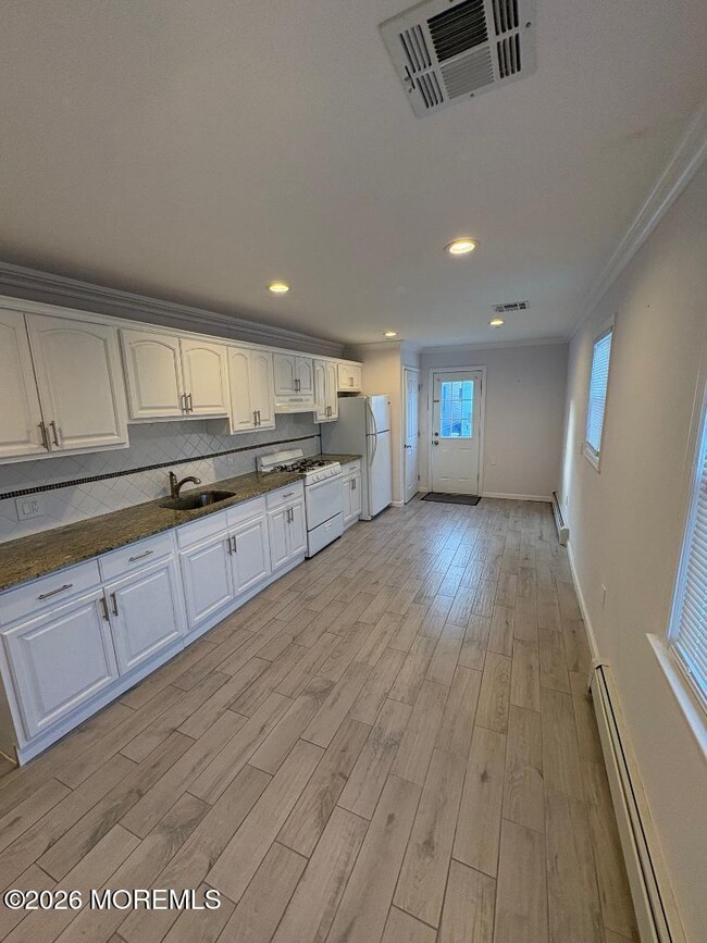 Building Photo - 217 Blaine Ave