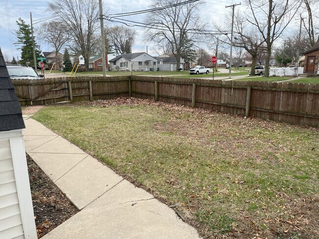 Building Photo - 32380 Maplewood St