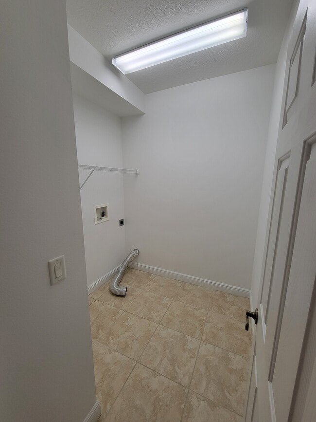 Building Photo - 2819 Roseglen Way