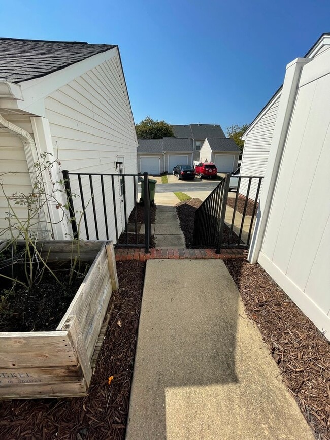 Building Photo - Hadley Commons 2 Bedroom 2.5 Bath Townhome Minutes from Bridgeway Station !!