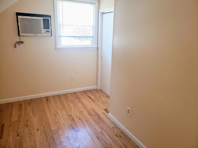 WALK IN CLOSETS - 27 Avondale Rd