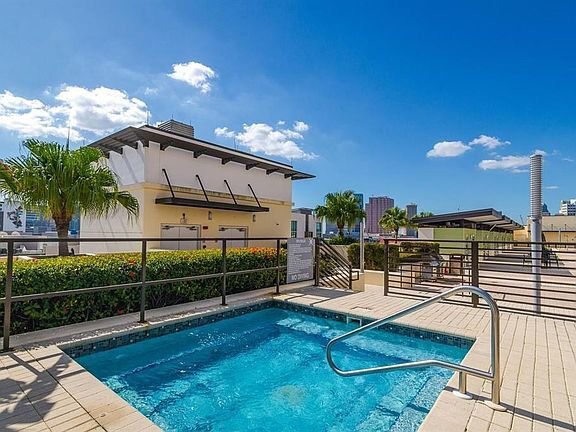 Building Photo - 1120 E Kennedy Blvd