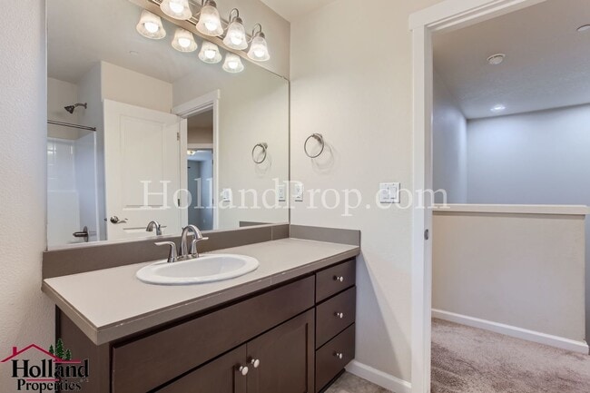 Building Photo - Charming 3-Bedroom Townhome in Prime Hills...