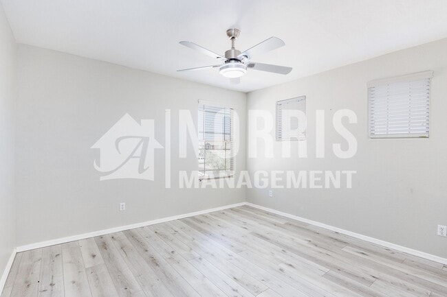 Building Photo - 1553 E Alba Dr