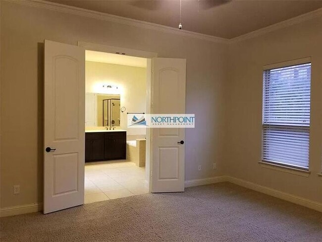 Building Photo - 3701 Post Oak Trail