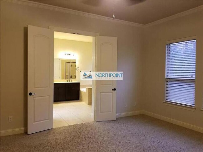 Building Photo - Move-in Special: 50% off second full month...