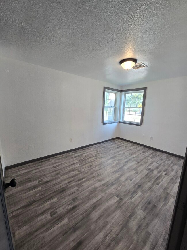 Building Photo - 1517 Mallard Dr