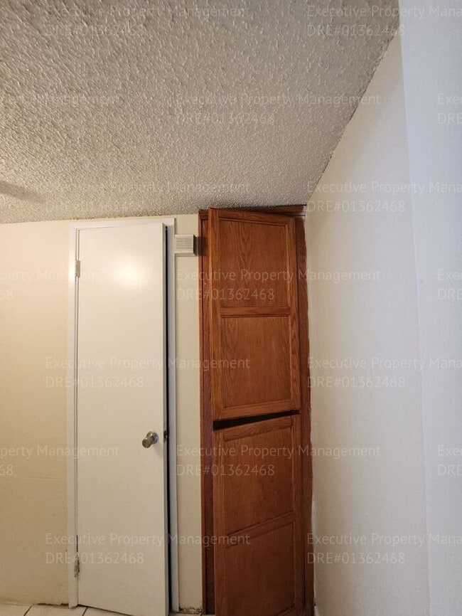 Building Photo - Townhouse unit. 2 bedrooms 1.5 bath call o...