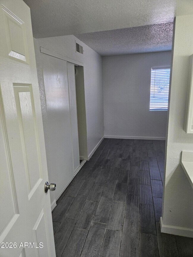 Building Photo - 3810 E Earll Dr