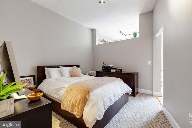 Building Photo - Stylish 1BR Rental in the Heart of Alexand...