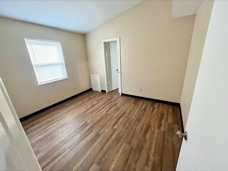 Building Photo - 467 Julien Ave