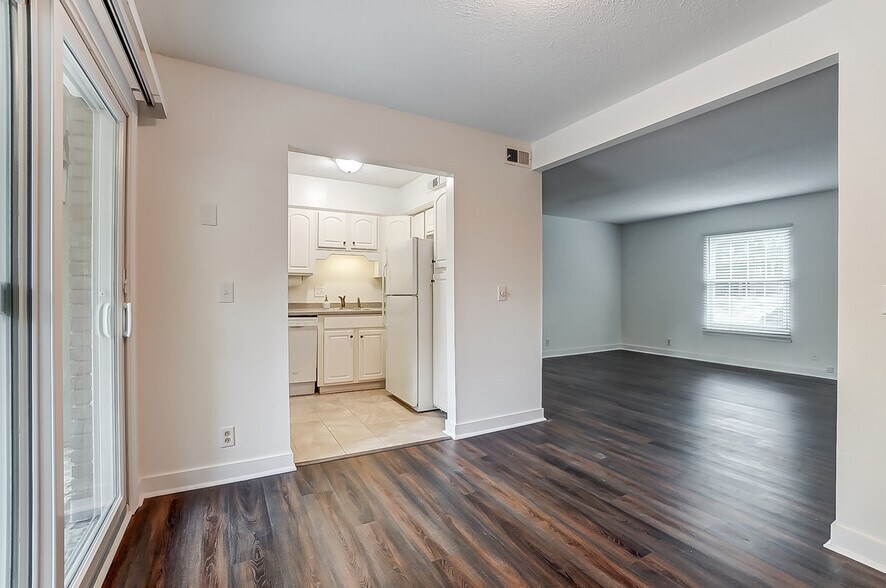 Building Photo - 2600 Park Rd