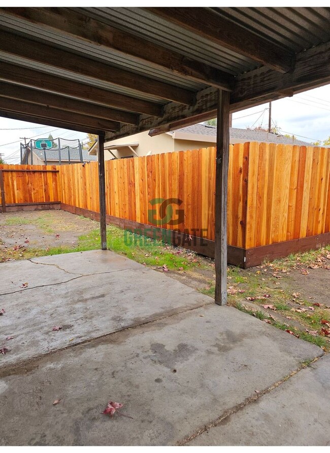 Building Photo - 2 Bedroom 1 Bath Duplex Available NOW in M...