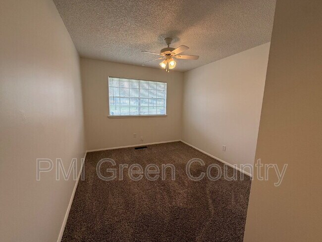 Building Photo - 4722 S 72nd E Ave