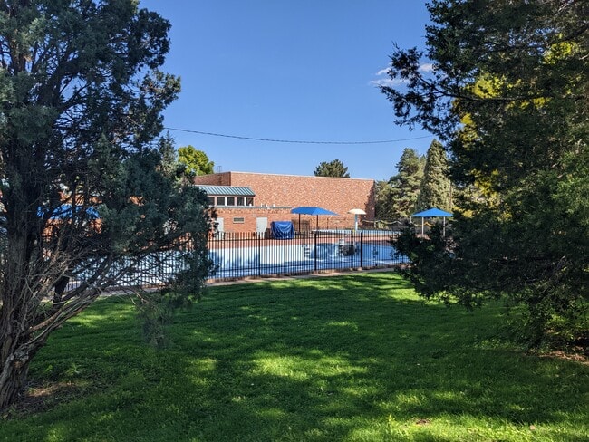 Building Photo - 3050 S Birch St