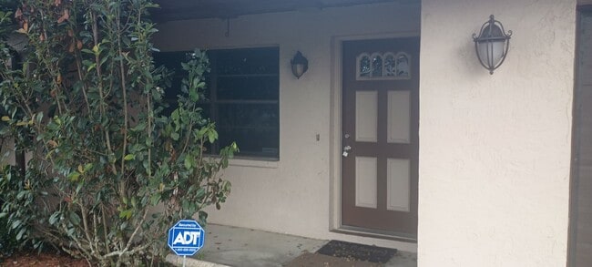 Building Photo - Beautiful 2 bedroom 2 bathroom house 1 car...