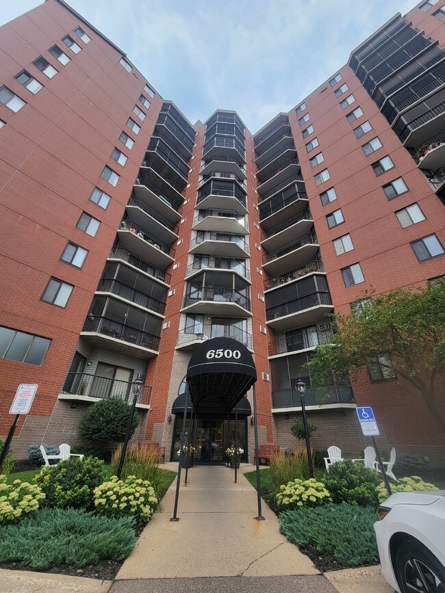 Building Photo - 55+ community for rent - 2 bedroom overloo...