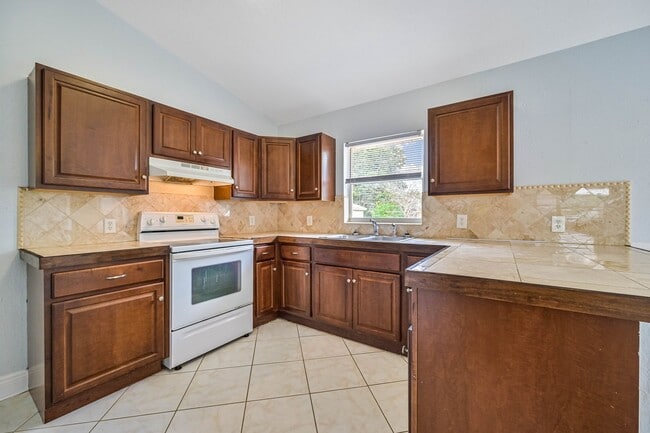 Building Photo - **3/2 House in San Carlos - Huge fenced backyard - City Water**