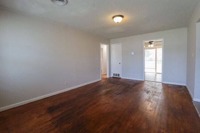 Building Photo - 3 BED 1 BATH! Schedule a tour today!