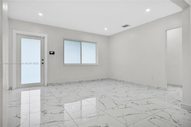 Building Photo - 820 NW 31st Ave